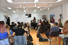 Carica l'immagine nel visualizzatore di Gallery, Affitto / noleggio aula didattica per corsi con uso di ufficio privato