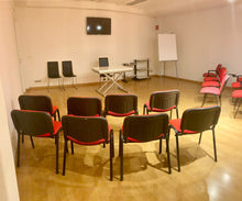 Carica l'immagine nel visualizzatore di Gallery, Affitto / noleggio aula didattica per corsi con uso di ufficio privato