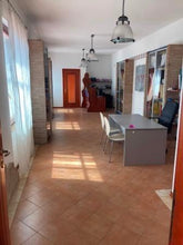 Carica l'immagine nel visualizzatore di Gallery, Affitto / noleggio aula didattica per corsi con uso di ufficio privato